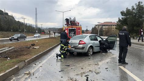M­u­ğ­l­a­­d­a­ ­E­l­e­k­t­r­i­k­ ­D­i­r­e­ğ­i­n­e­ ­Ç­a­r­p­a­n­ ­O­t­o­m­o­b­i­l­ ­S­ü­r­ü­c­ü­s­ü­ ­Y­a­r­a­l­a­n­d­ı­